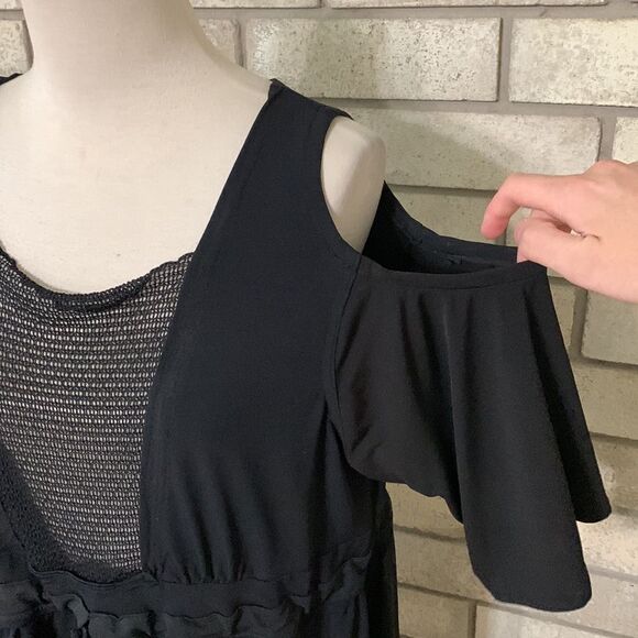 3for$20 blouse fits small loose fit or medium tighter fit - Picture 2 of 3